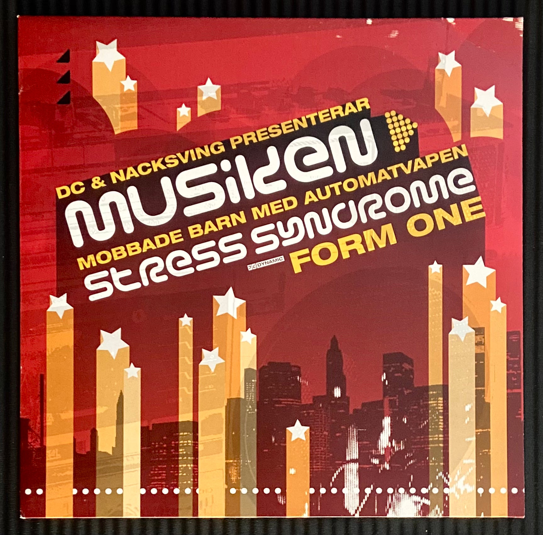 Mobbade Barn Med Automatvapen / Form One - Musiken / Stress Syndrome (Singel, 2002)